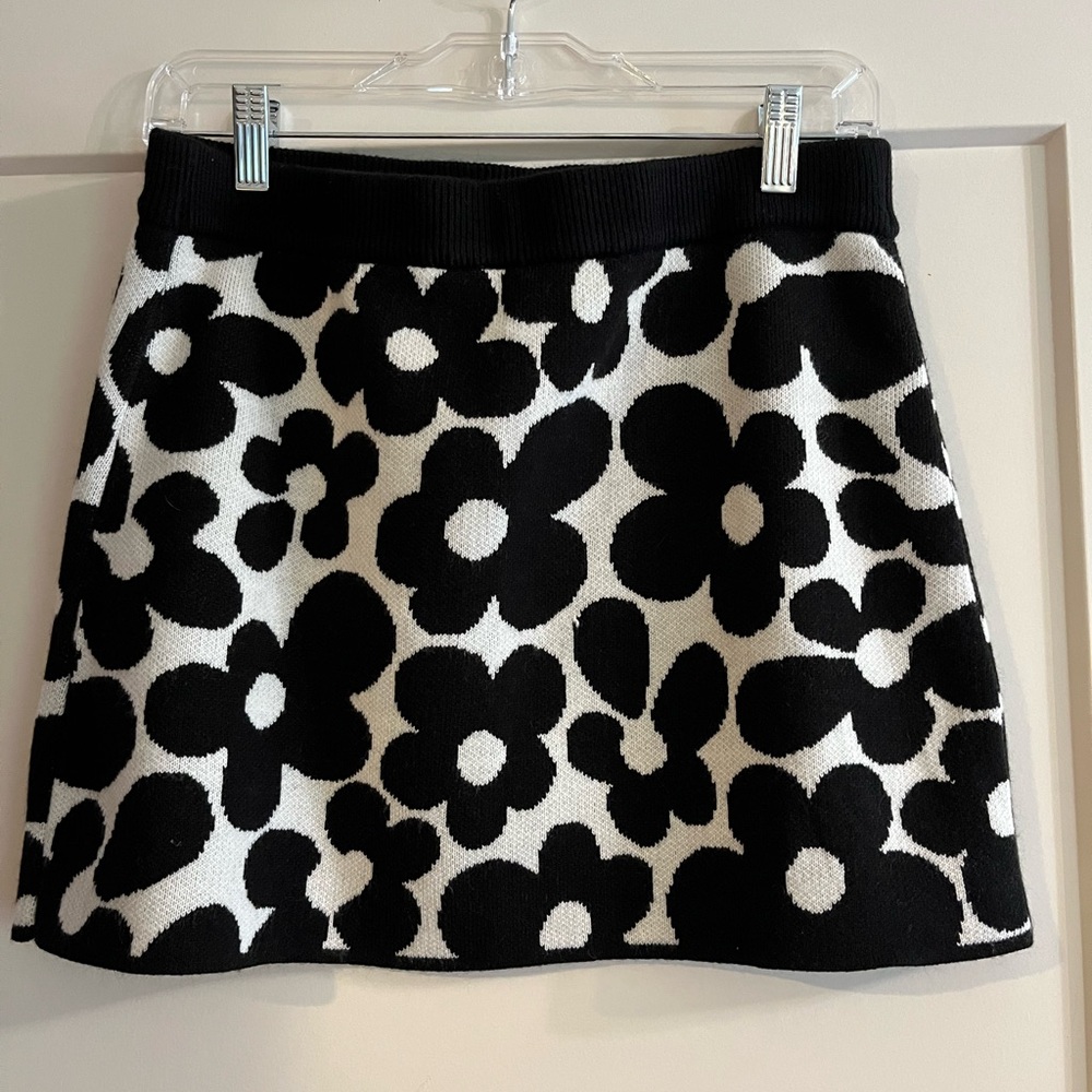 Divided Black and White Knit Floral Mini Skirt (Medium)